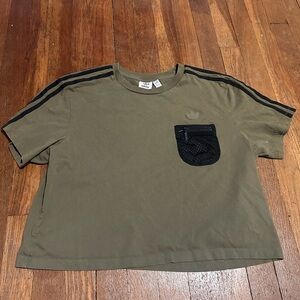 Cropped adidas t shirt